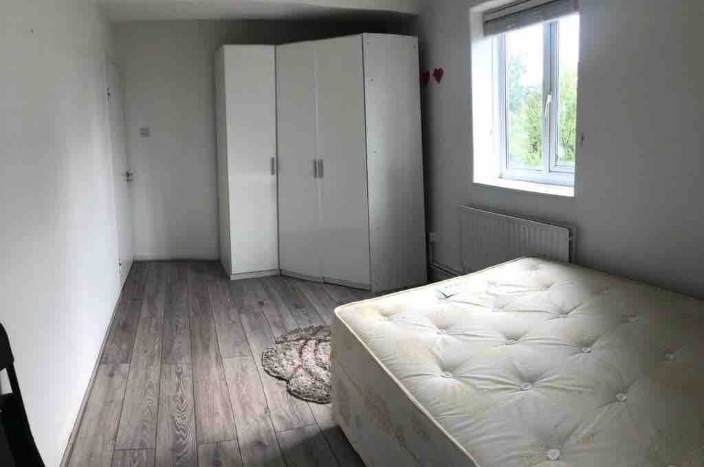 3 Bedroom Flat in Holloway RoomsLocal image