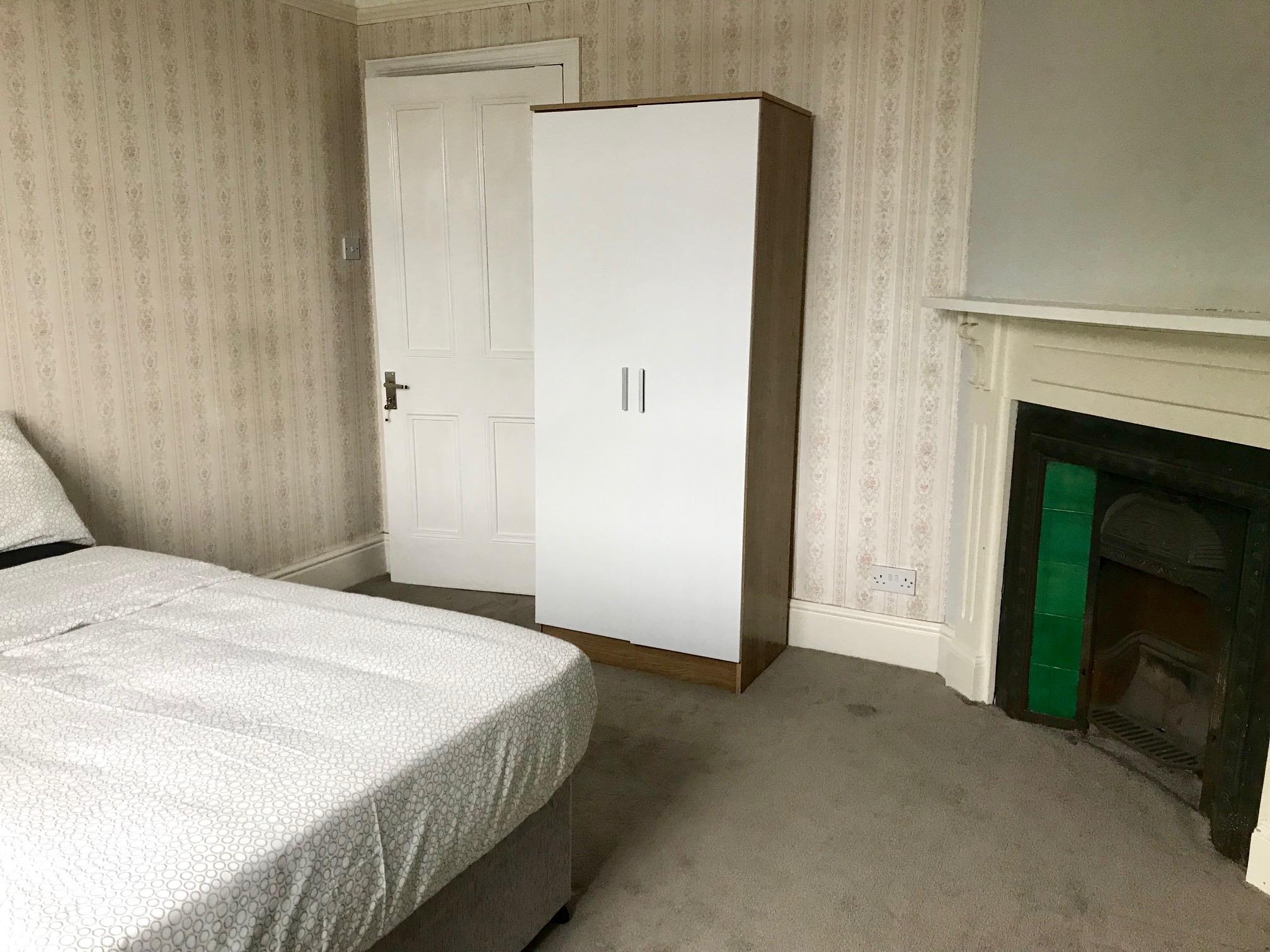 Spaciously available 1 bedroom flat to rent image