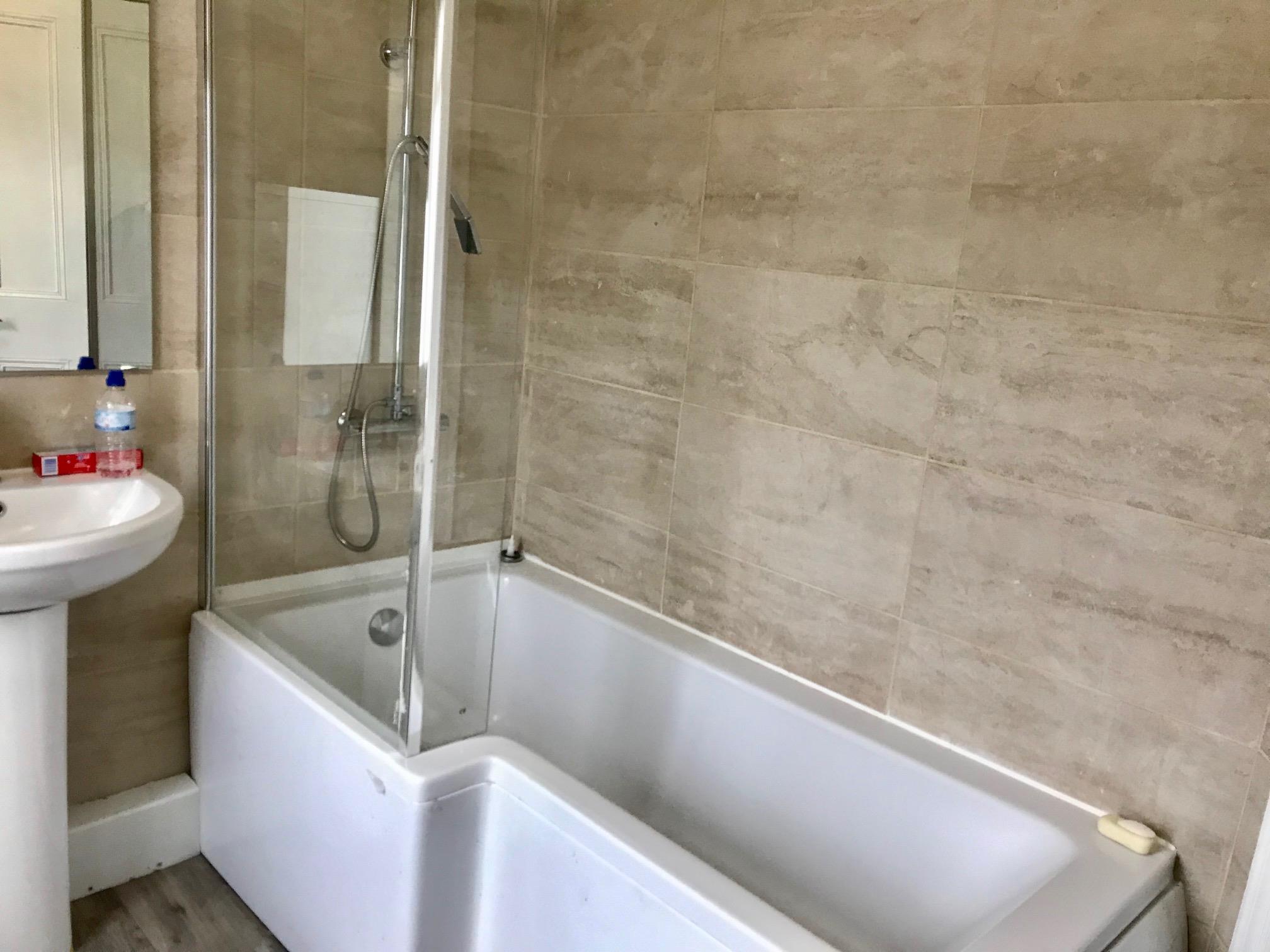 Spaciously available 1 bedroom flat to rent RoomsLocal image