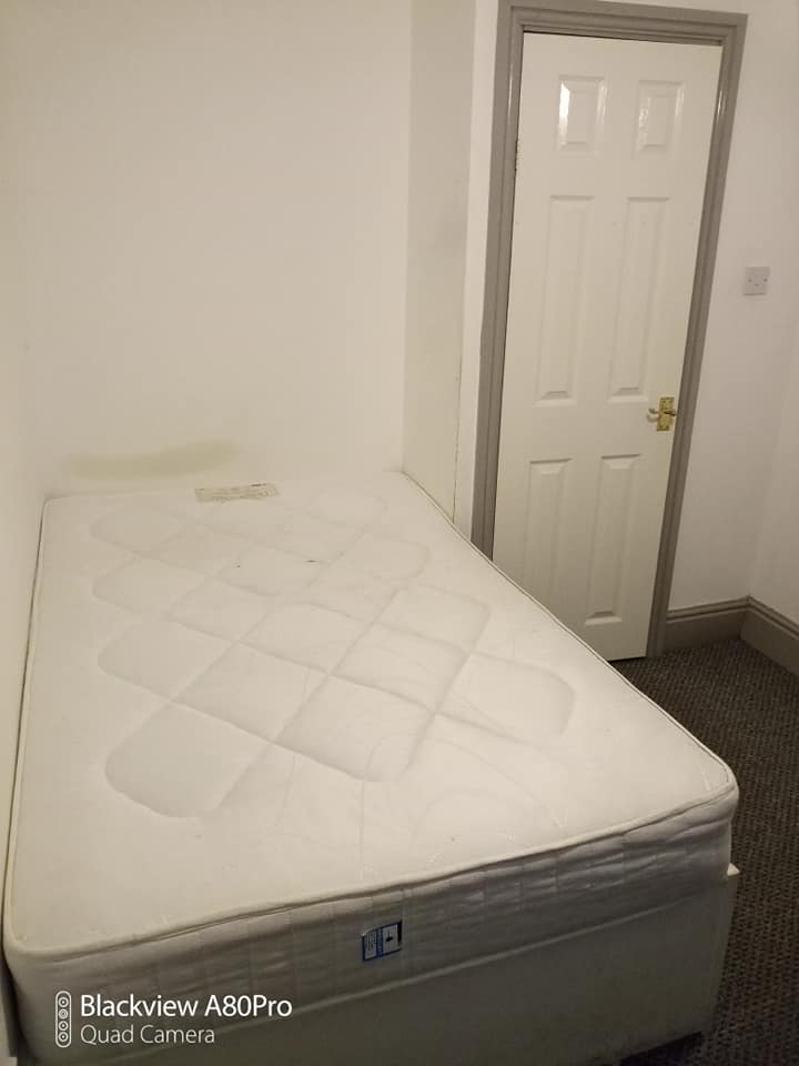 1 Room in 7 person house share image