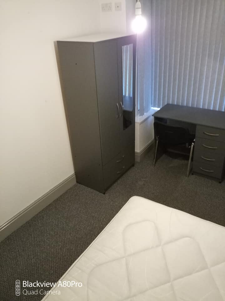 1 Room in 7 person house share RoomsLocal image