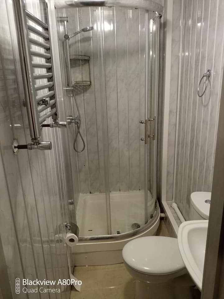 1 Room in 7 person house share RoomsLocal image