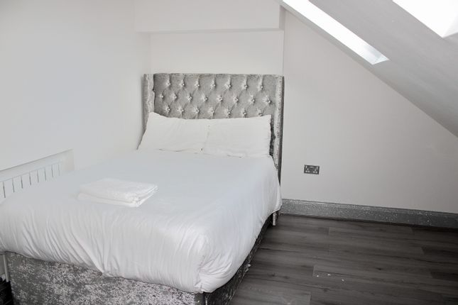 A brand new executive 1 Bed flat RoomsLocal image