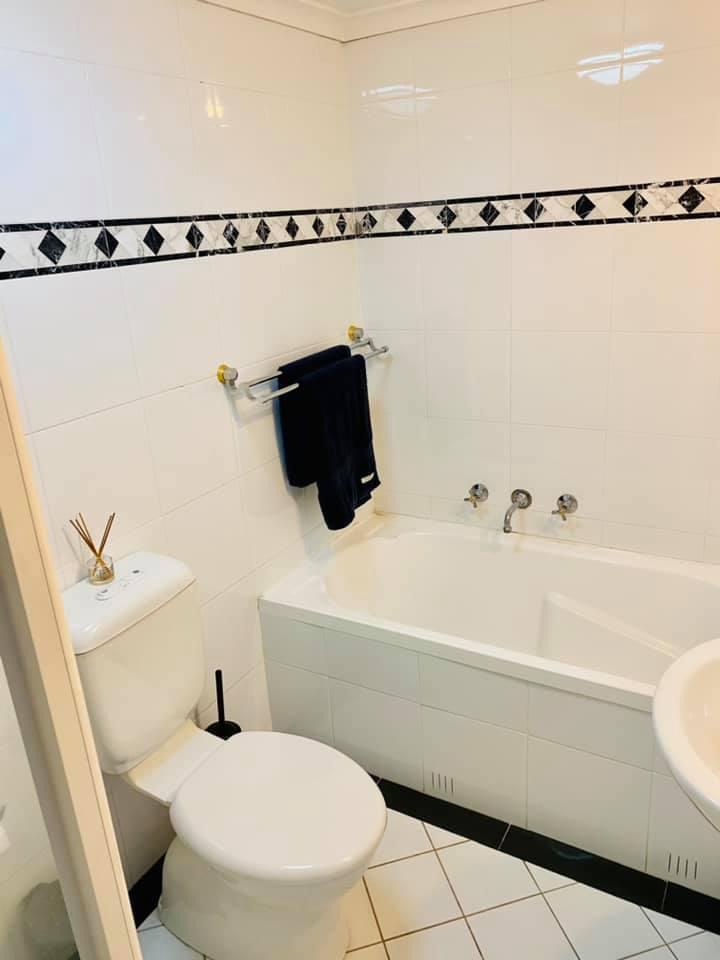A Bright Spacious One Bedroom Flat in Notting Hill RoomsLocal image