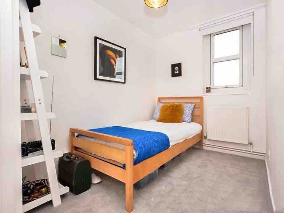 Bright Double Room In Modern Flat Available!! image