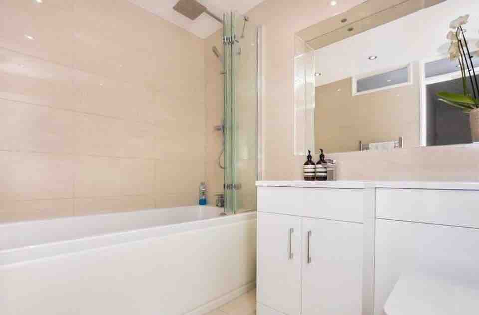 Bright Double Room In Modern Flat Available!! RoomsLocal image