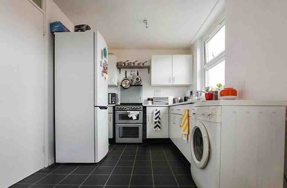 Bright Double Room In Modern Flat Available!! RoomsLocal image
