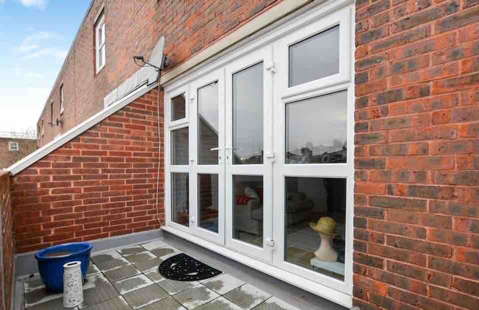 Bright Double Room In Modern Flat Available!! RoomsLocal image