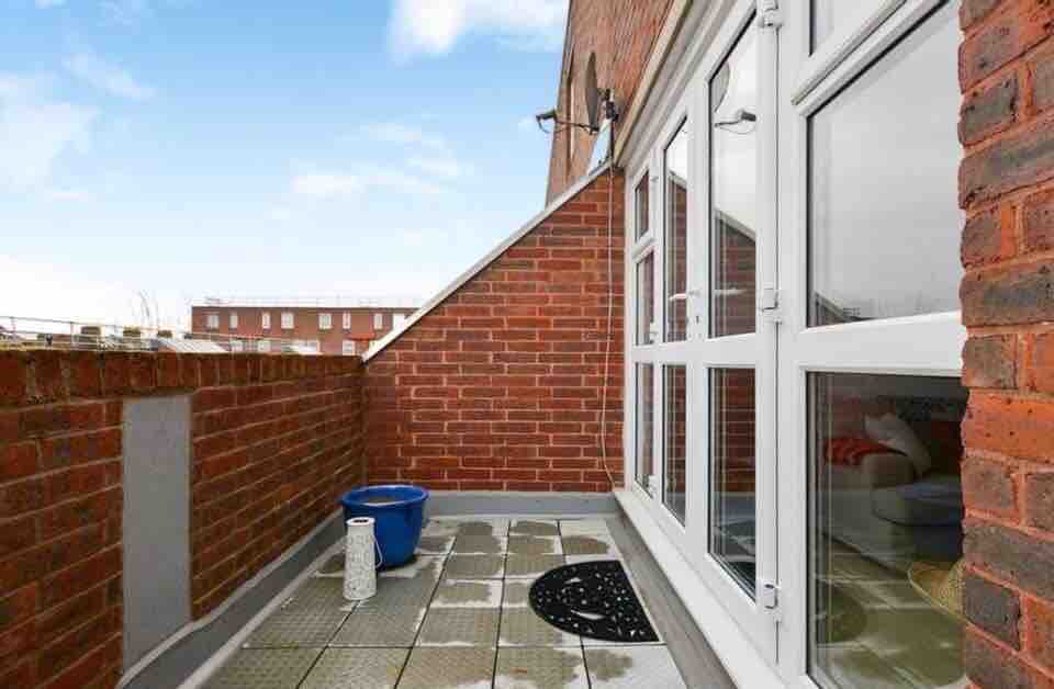 Bright Double Room In Modern Flat Available!! RoomsLocal image
