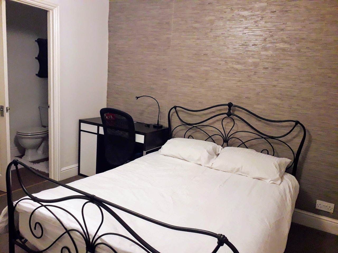 Amazing En-Suite Room RoomsLocal image