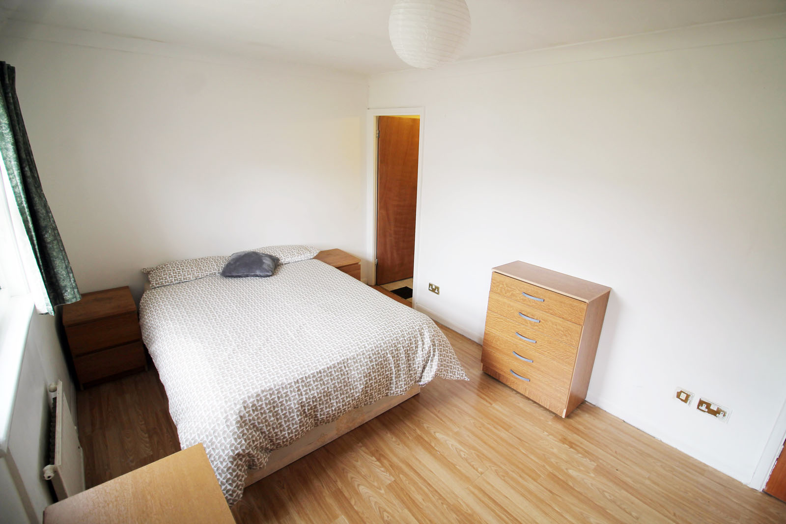 Ensuite bedroom available for affordable rent. image