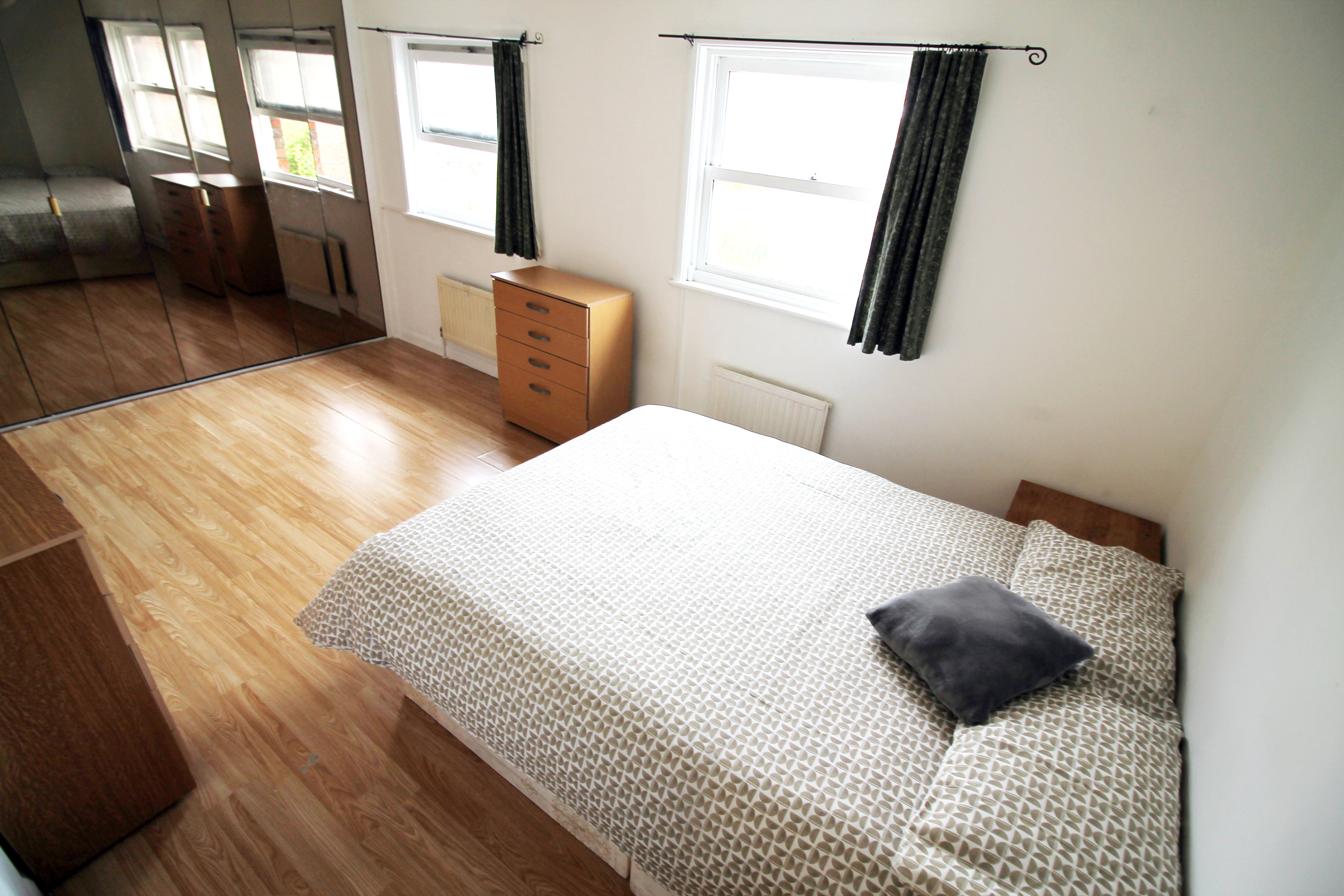Ensuite bedroom available for affordable rent. RoomsLocal image