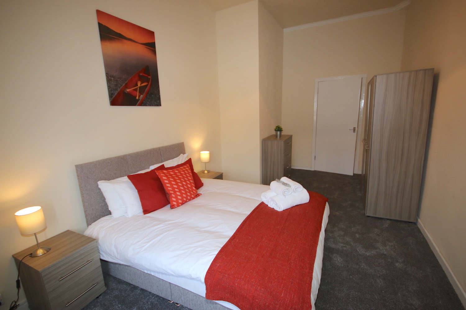 Double bedroom with private bathroom RoomsLocal image