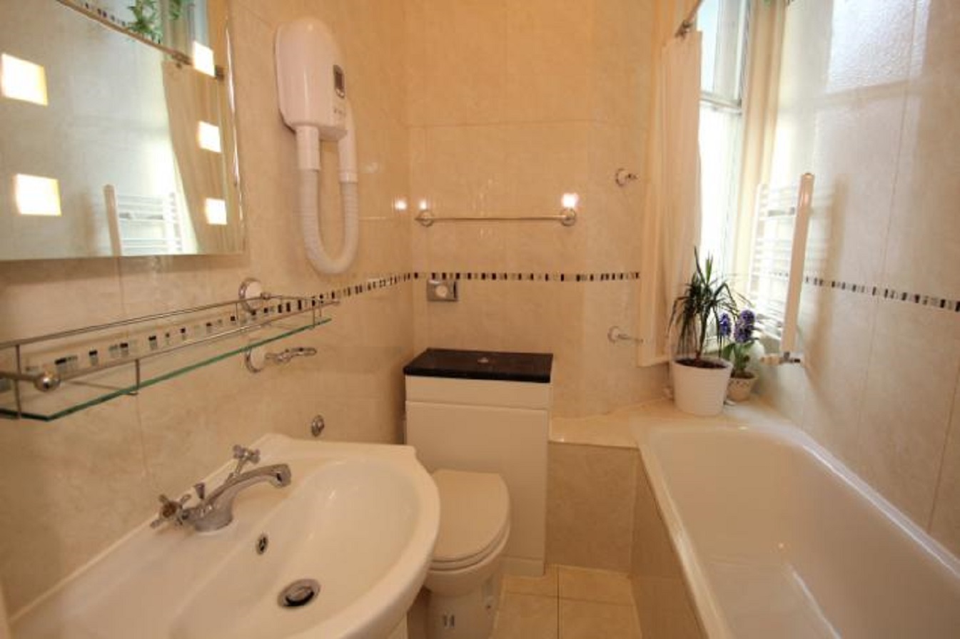 Double bedroom with private bathroom RoomsLocal image