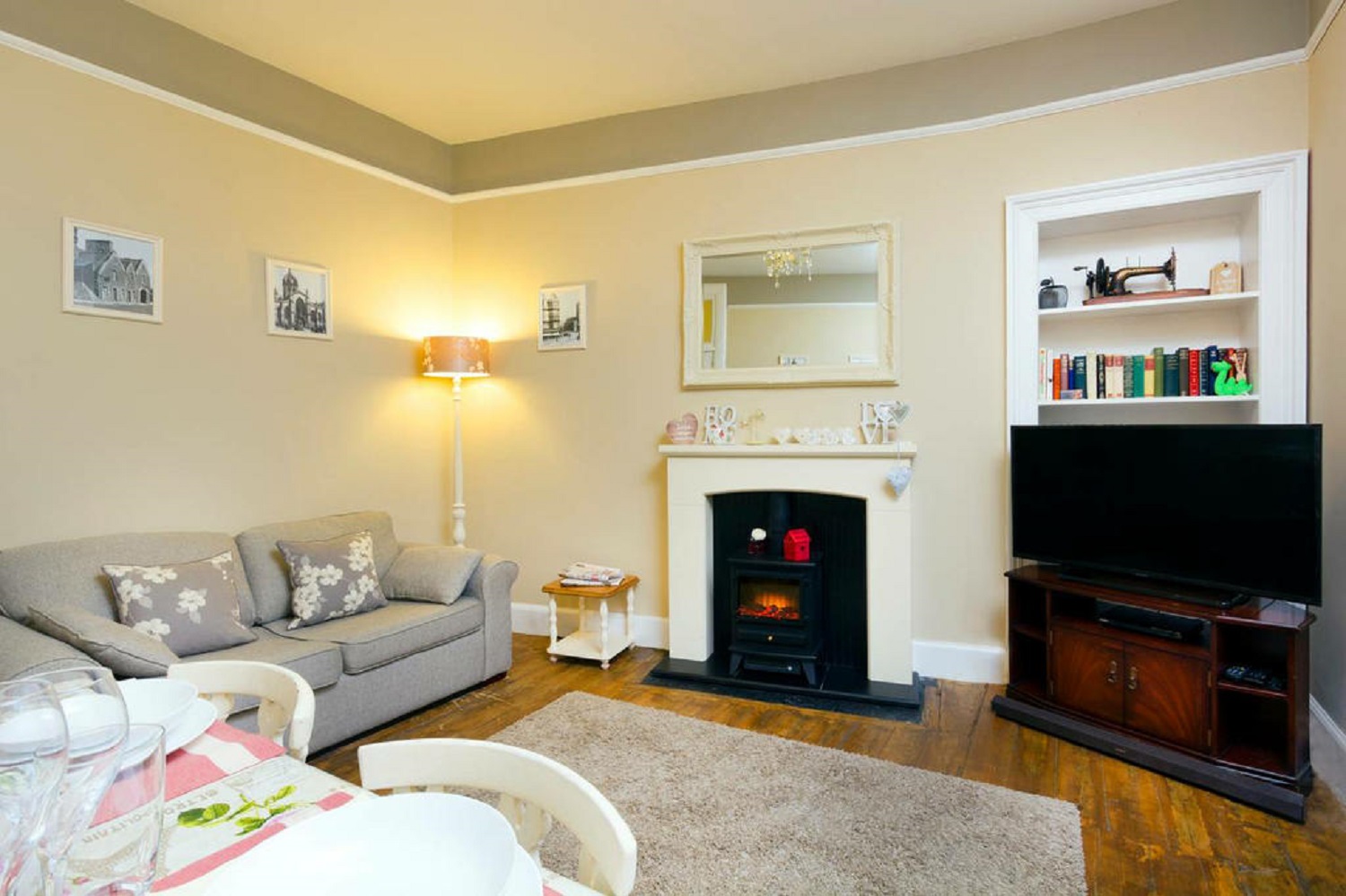 Double bedroom with private bathroom RoomsLocal image