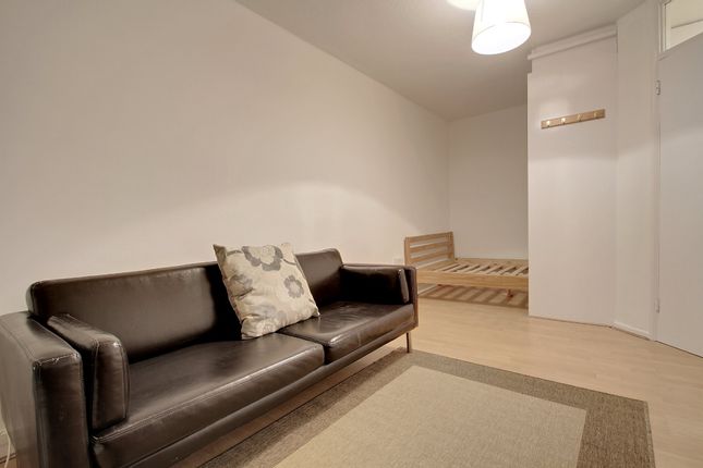 One bed flat to rent in Paramount Court London RoomsLocal image