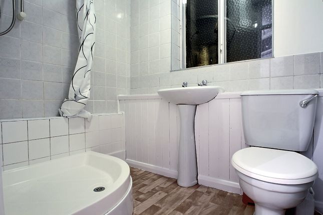 One bed flat to rent in Paramount Court London RoomsLocal image