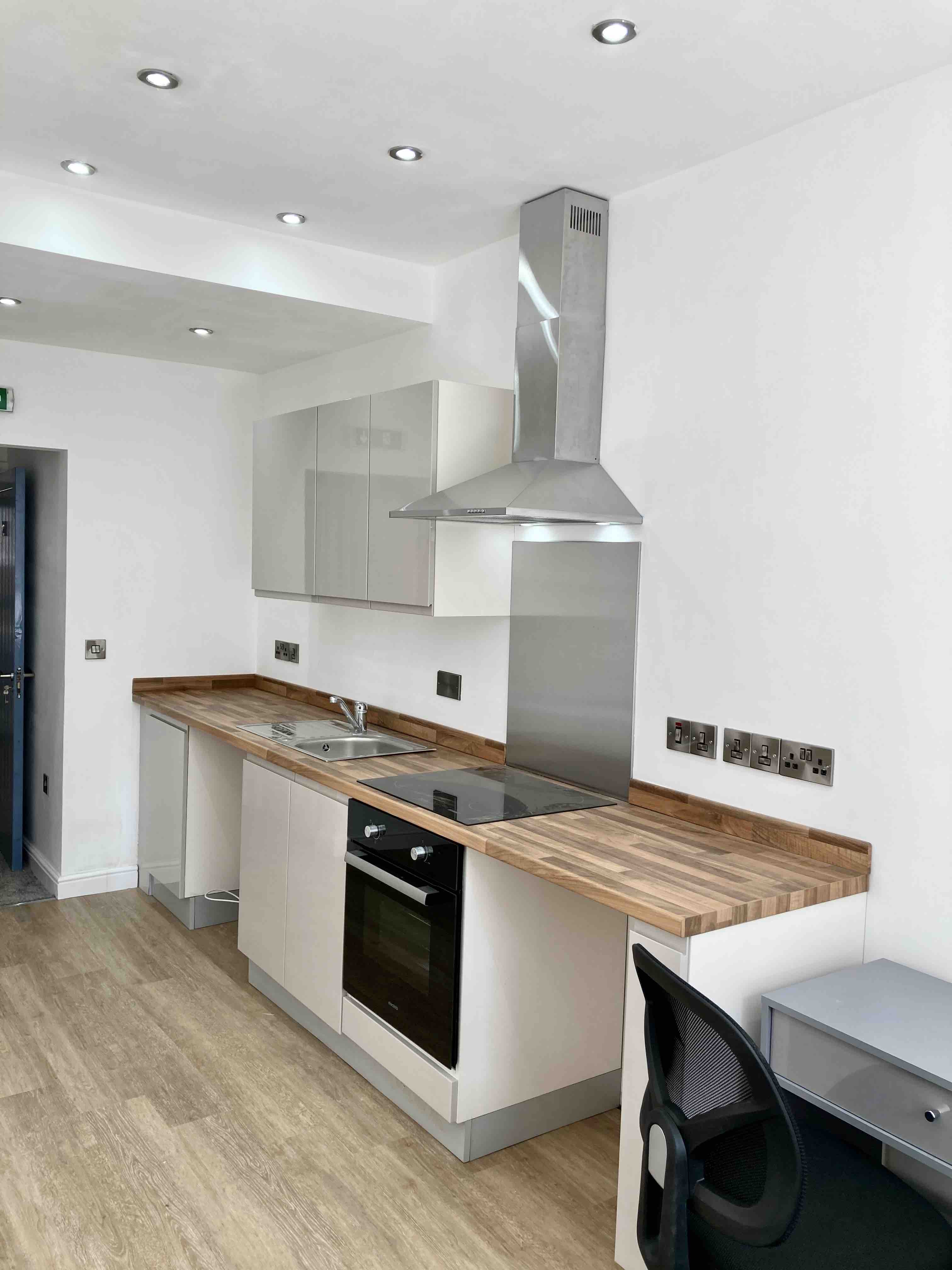 STUDIO FLAT TO LET RoomsLocal image