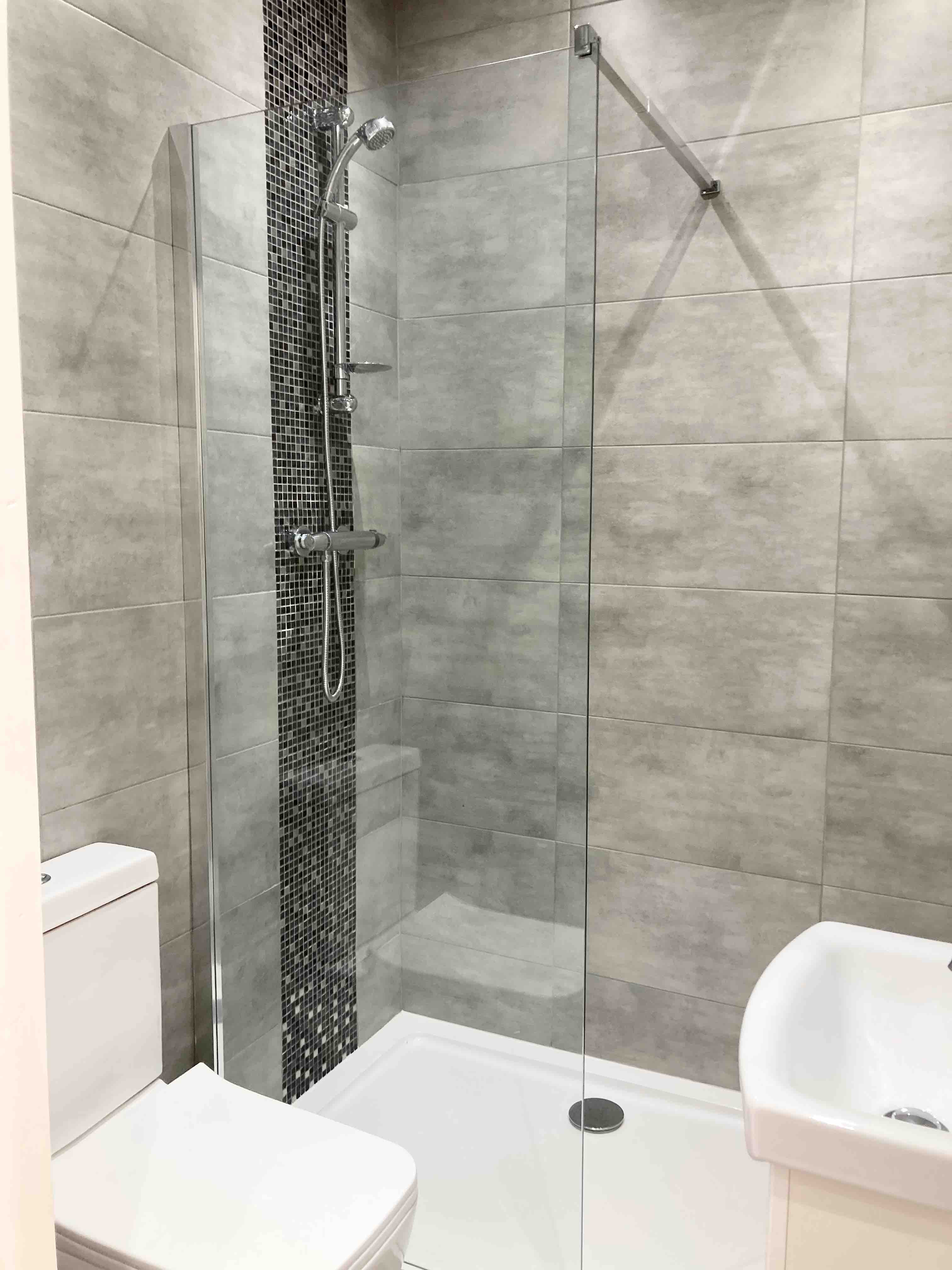 STUDIO FLAT TO LET RoomsLocal image