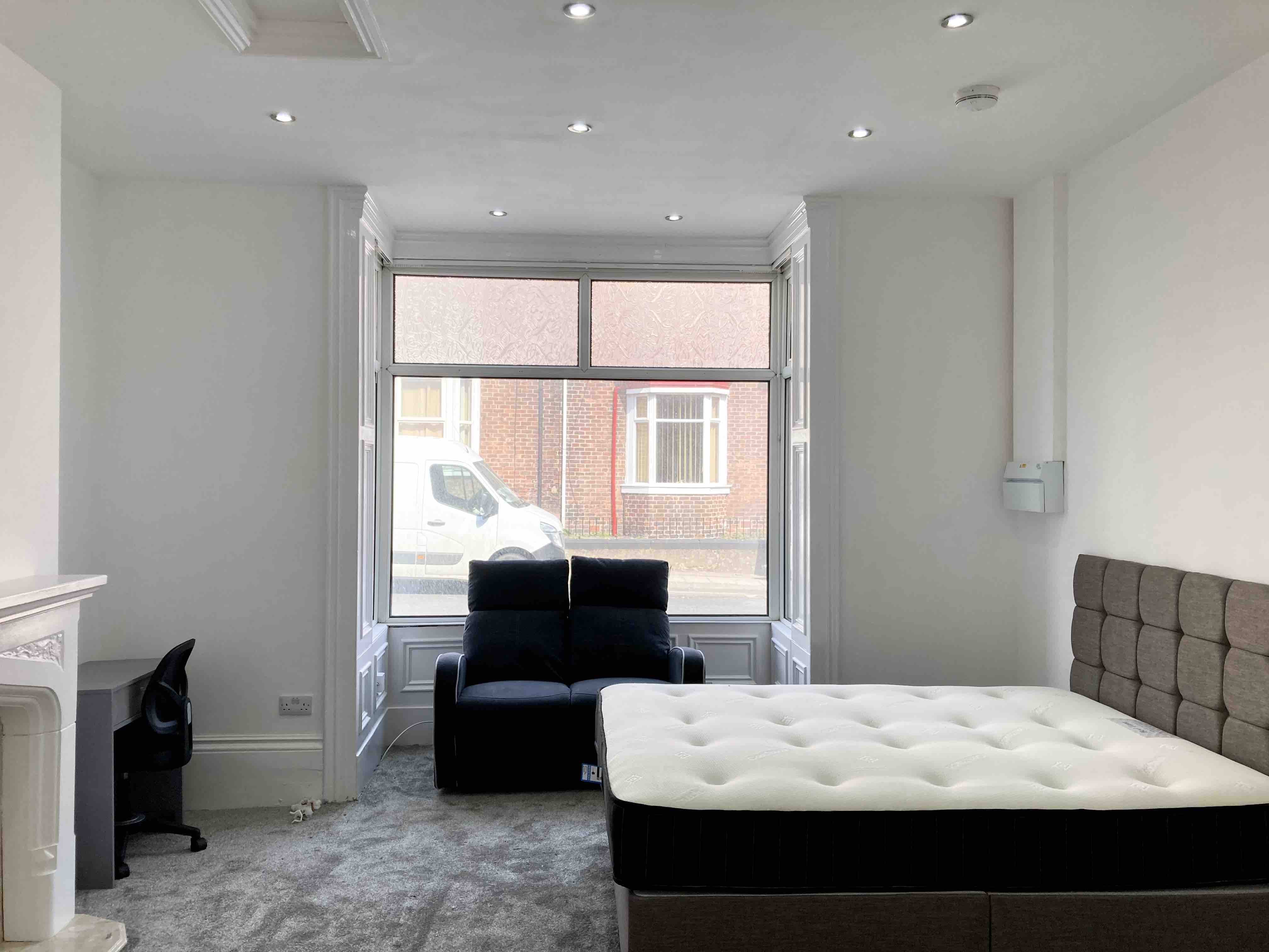 STUDIO FLAT TO LET RoomsLocal image