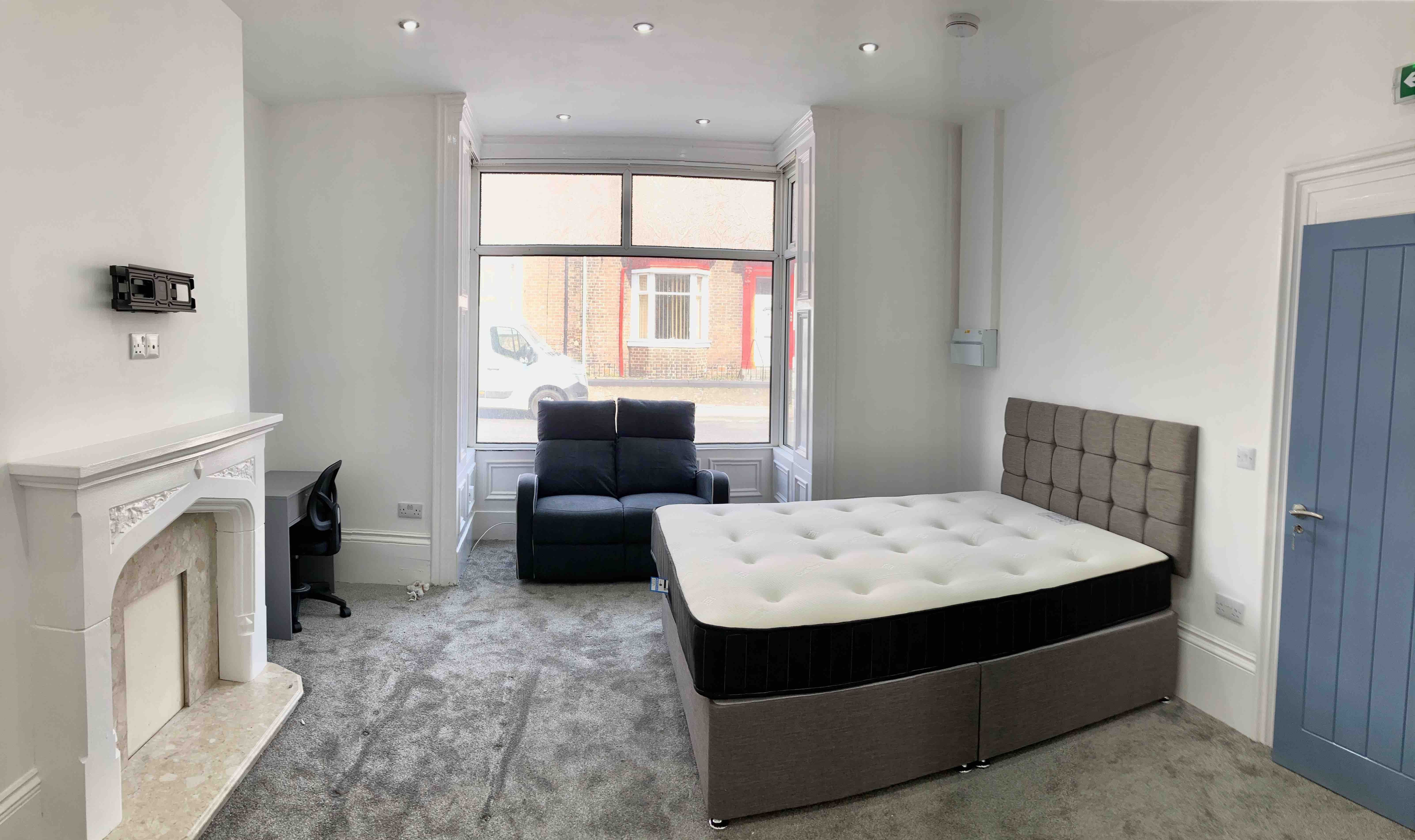 STUDIO FLAT TO LET RoomsLocal image