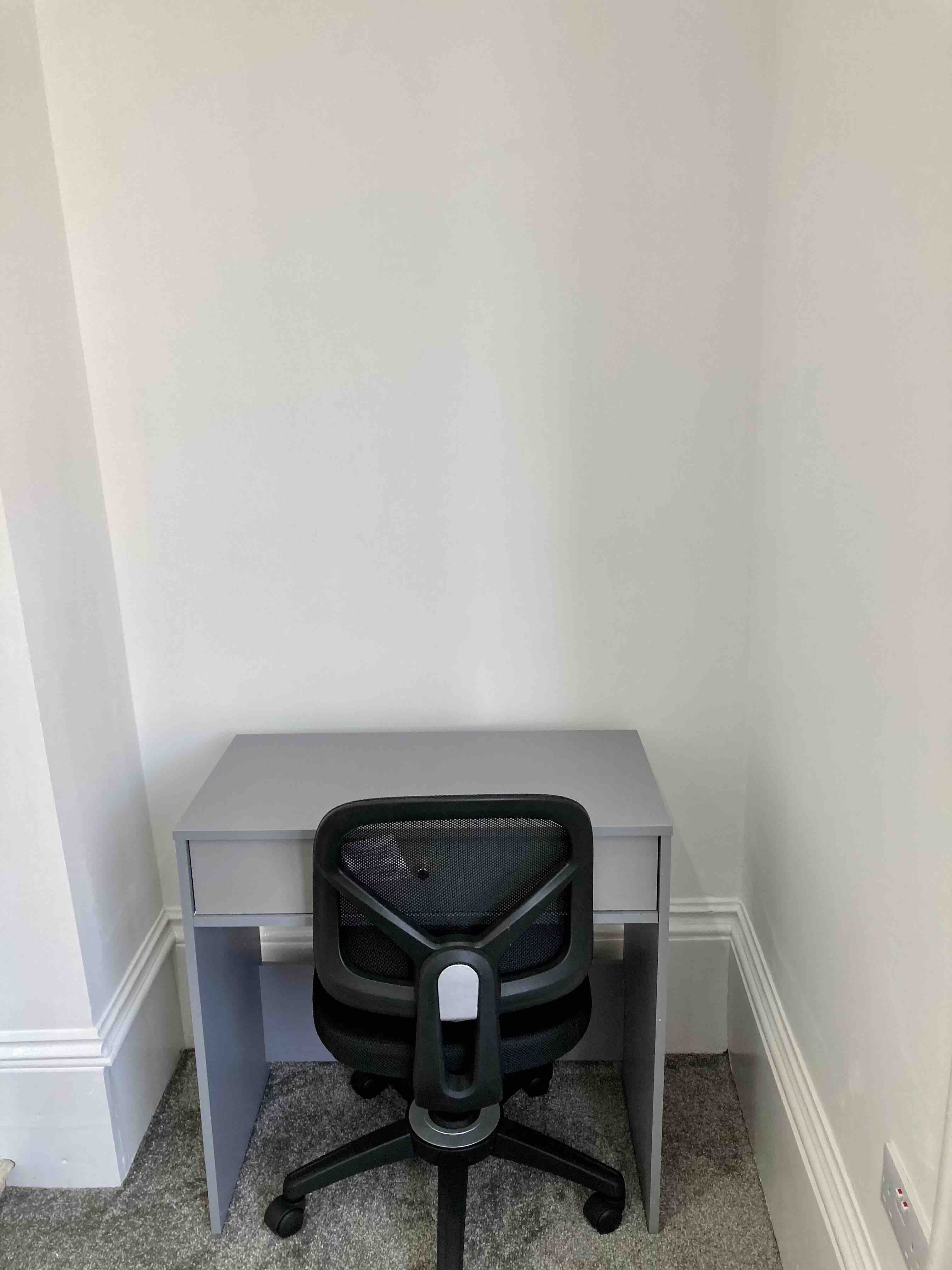 STUDIO FLAT TO LET RoomsLocal image