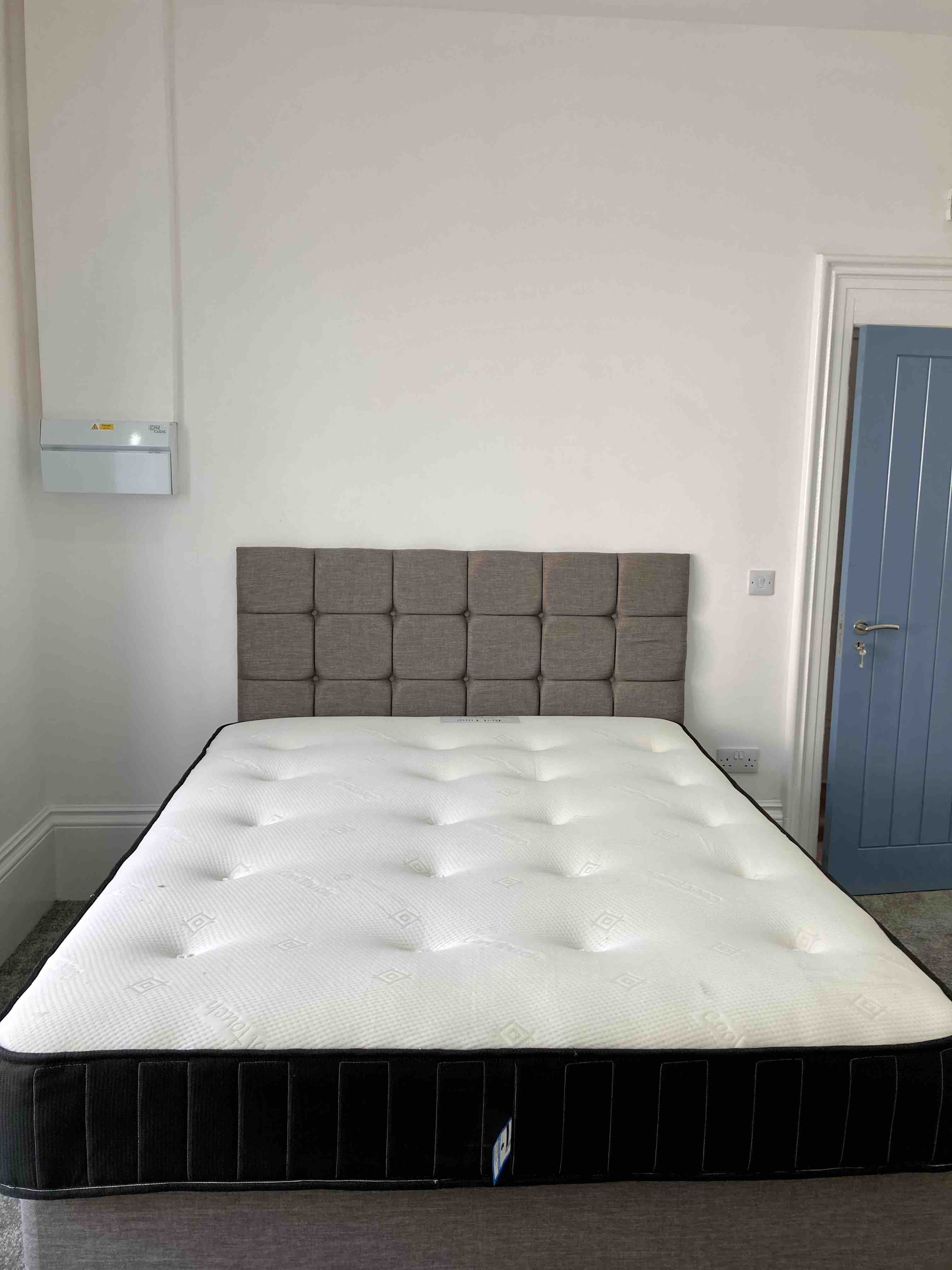 STUDIO FLAT TO LET RoomsLocal image