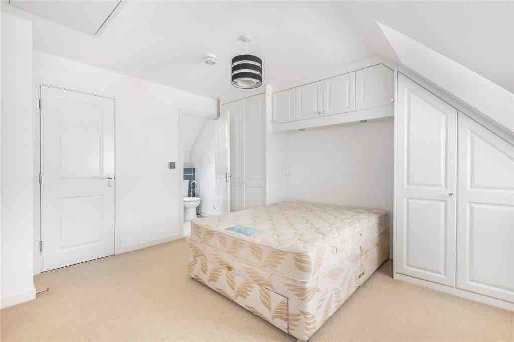 Big double En-suite room with loads of built in storage, desk space & private parking RoomsLocal image