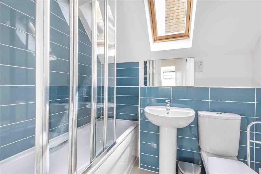 Big double En-suite room with loads of built in storage, desk space & private parking RoomsLocal image