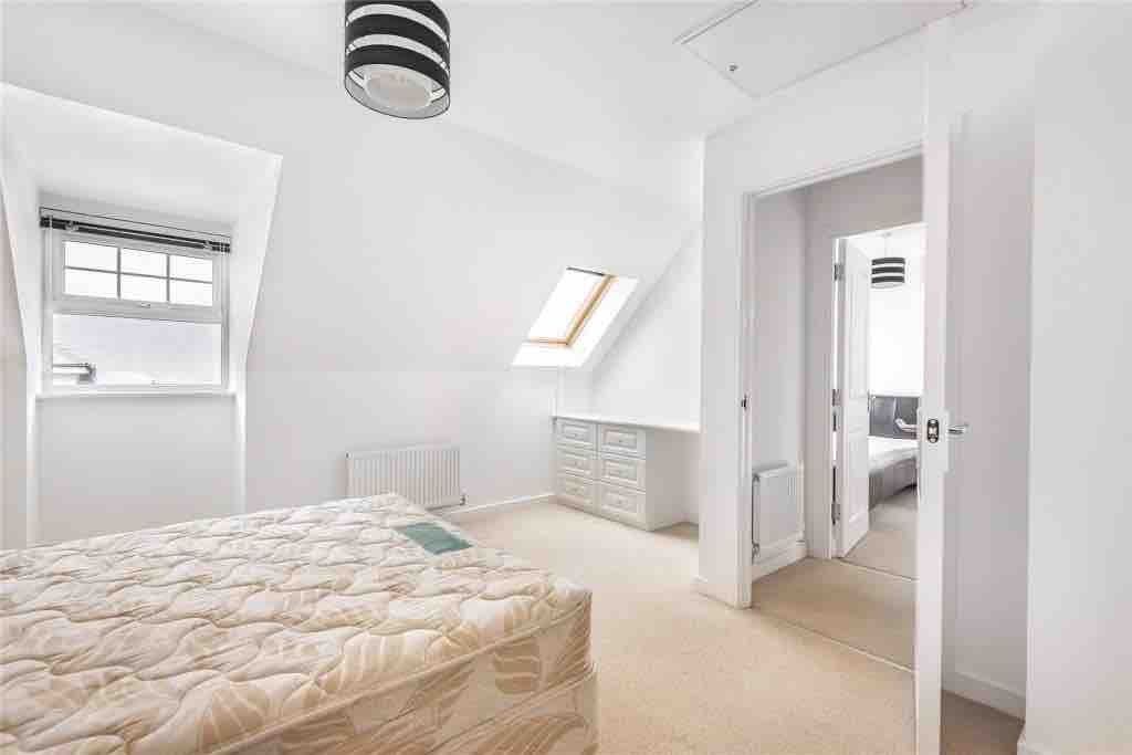 Big double En-suite room with loads of built in storage, desk space & private parking RoomsLocal image