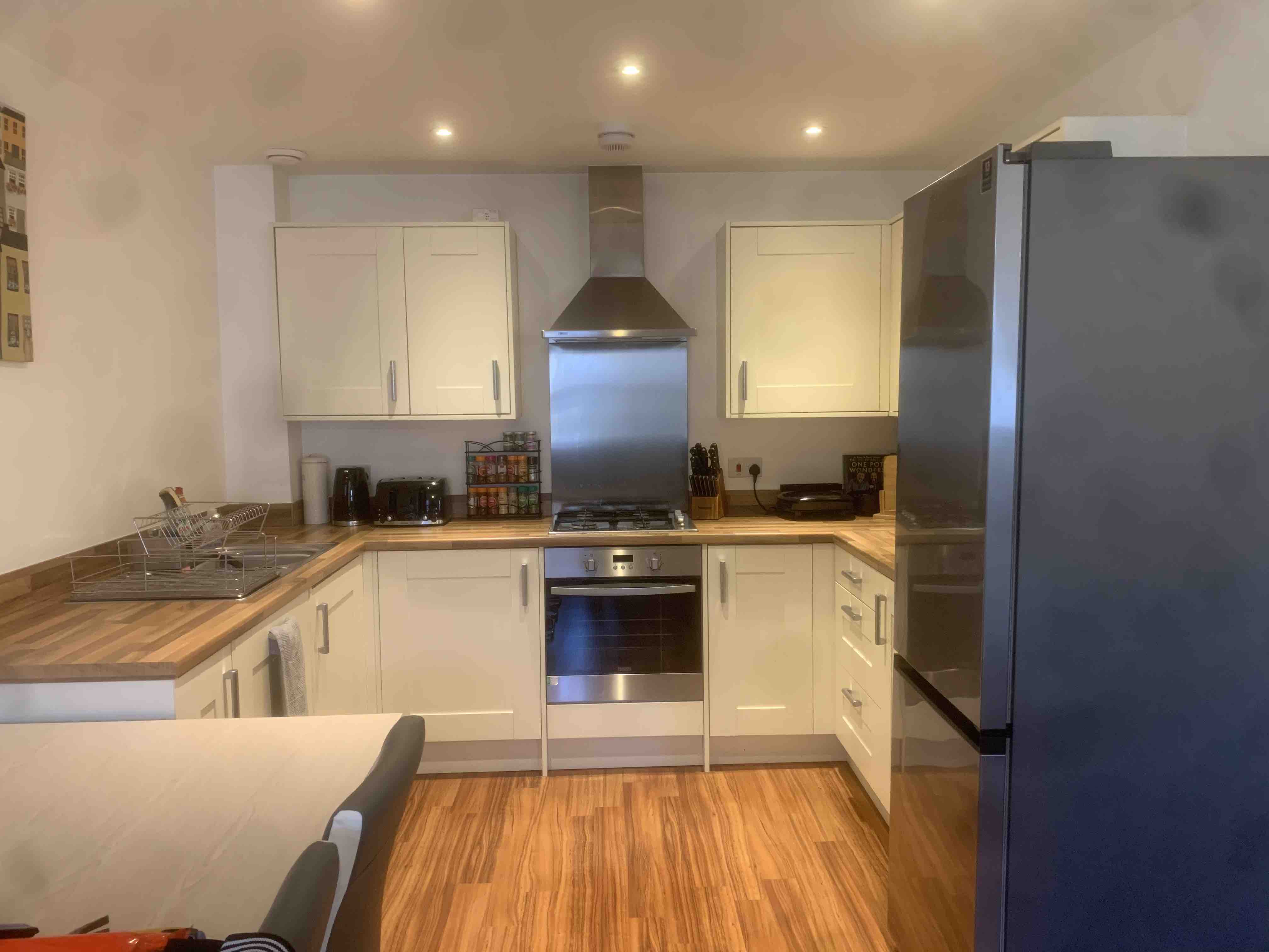 Big double En-suite room with loads of built in storage, desk space & private parking RoomsLocal image