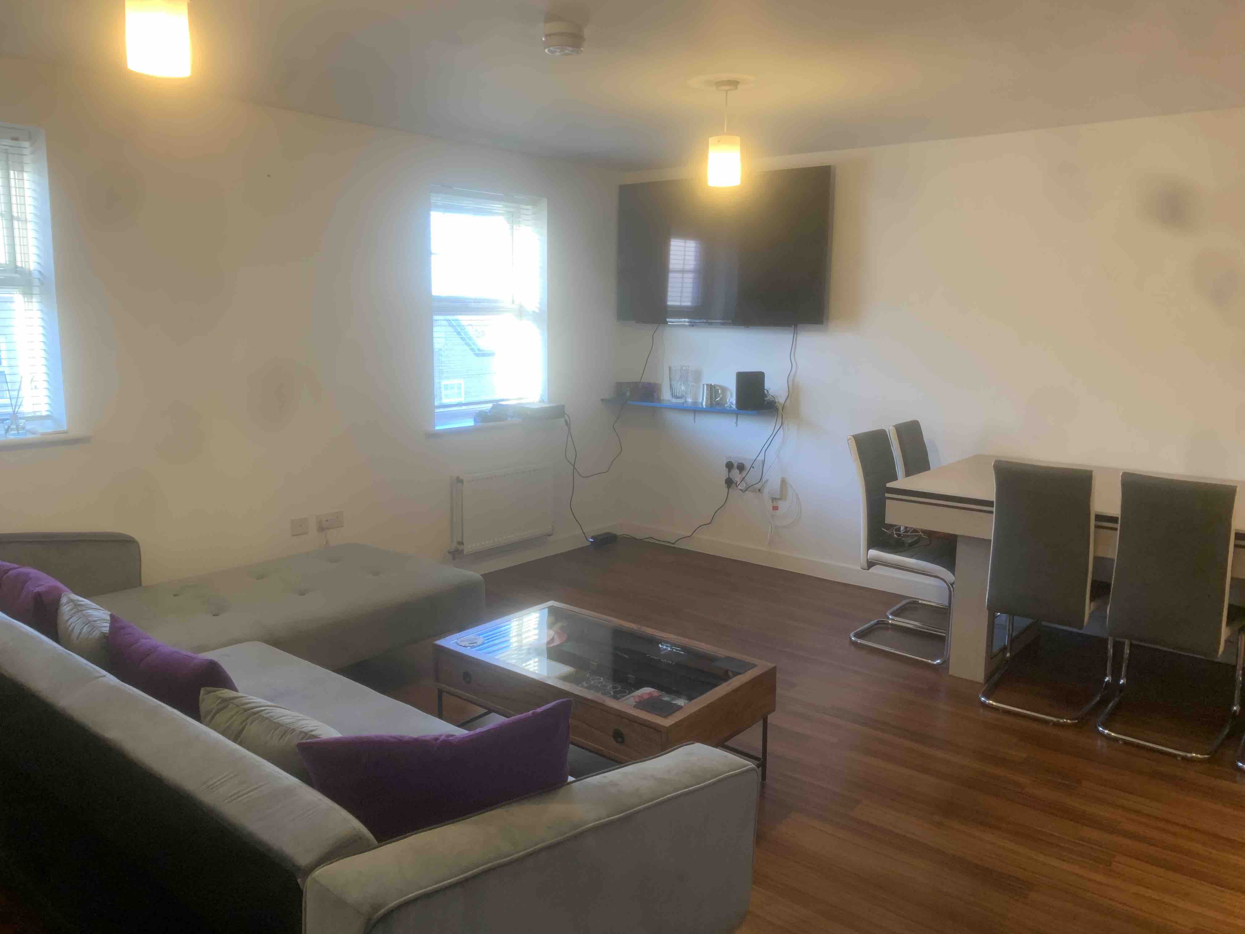 Big double En-suite room with loads of built in storage, desk space & private parking RoomsLocal image