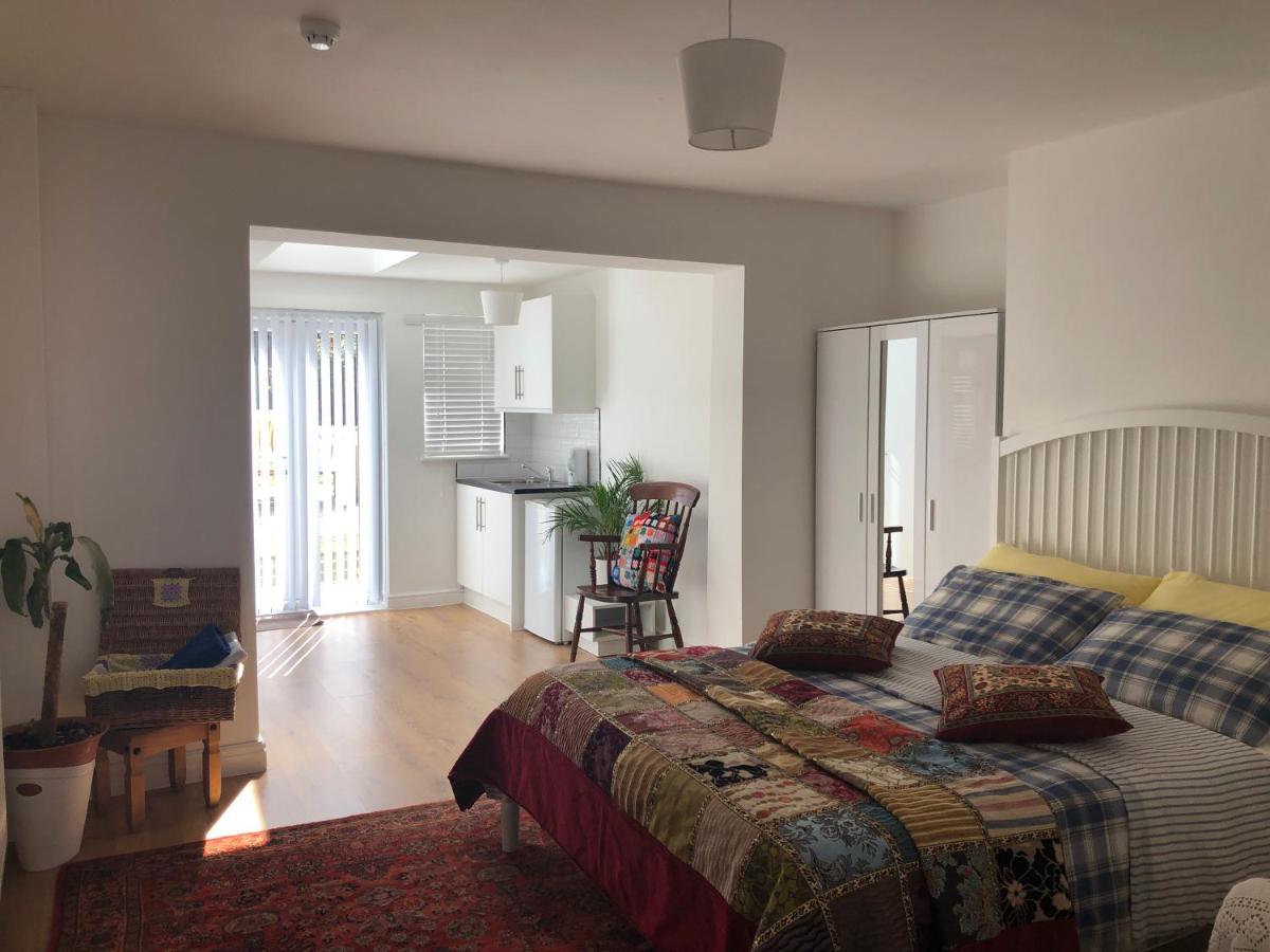 Modern, Furnished Rooms RoomsLocal image