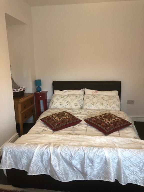 Modern, Furnished Rooms RoomsLocal image