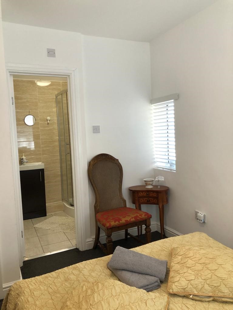 Modern, Furnished Rooms RoomsLocal image
