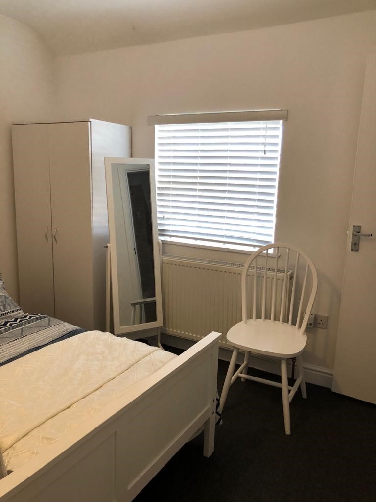 Modern, Furnished Rooms RoomsLocal image
