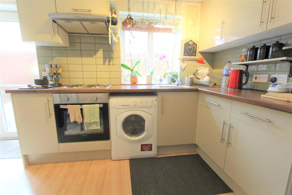 Super furnished 1 double bedroom flat to rent image
