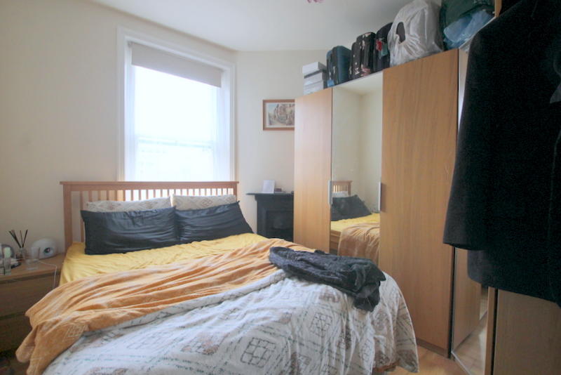 Light and spacious bedroom to rent RoomsLocal image